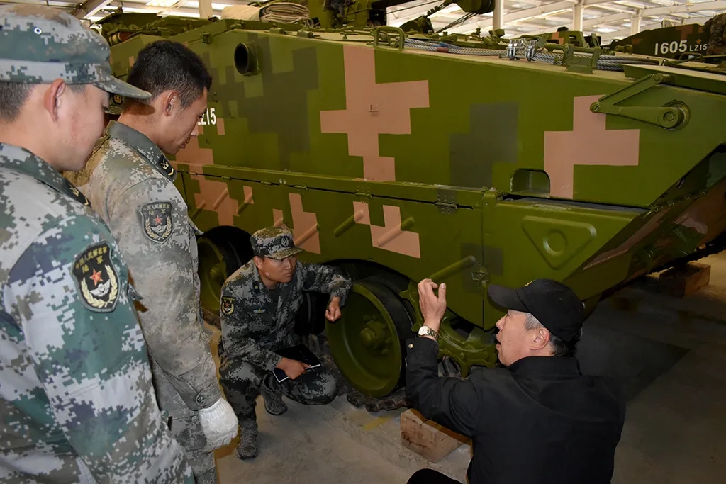 焦点图当兵锻炼期间,正逢连里装备换季保养,来自陆军装备部的文职人员