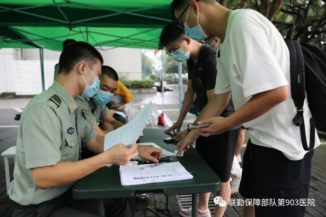 核酸检测阴性报告,并展示健康码和行程码,在层层把关后有序进入体检区