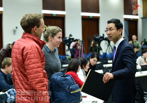 2019年11月18日外交部发言人耿爽主持例行记者会