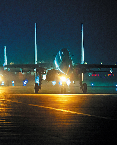 暗夜，战鹰列阵出征——空军某场站保障夜间飞行训练影像