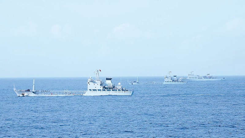 海军某勤务船大队舰艇编队赴某海域开展实战化训练