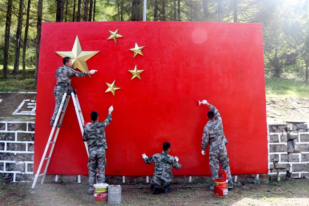 三角山哨所官兵向五星红旗敬礼.