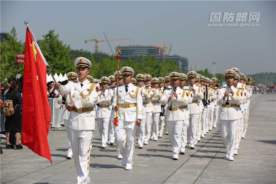 图为中国人民解放军海军军乐团在巡游现场演奏.焦国庆 摄