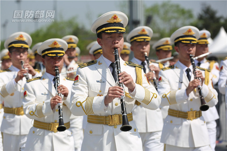 图为中国人民解放军海军军乐团在巡游现场演奏.焦国庆 摄