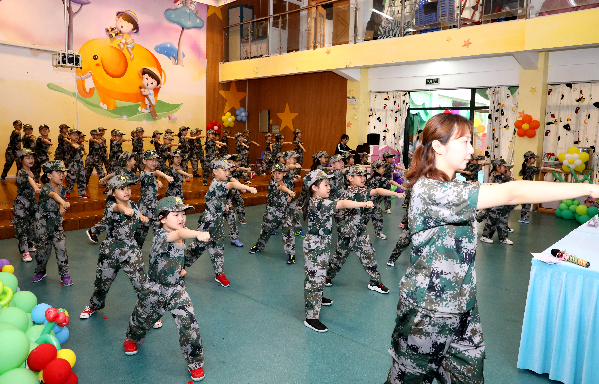 东部战区总医院庆祝六一儿童节:军娃争做红色