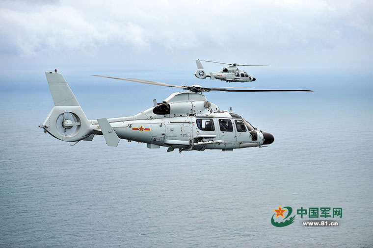 南部战区海军某团组织直升机飞行训练