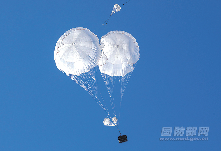 空降兵某旅组织人员物资装备空降空投训练