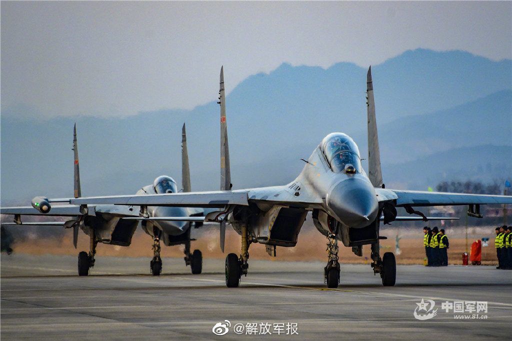 出击!东部战区空军航空兵某旅战鹰训练超酷瞬间