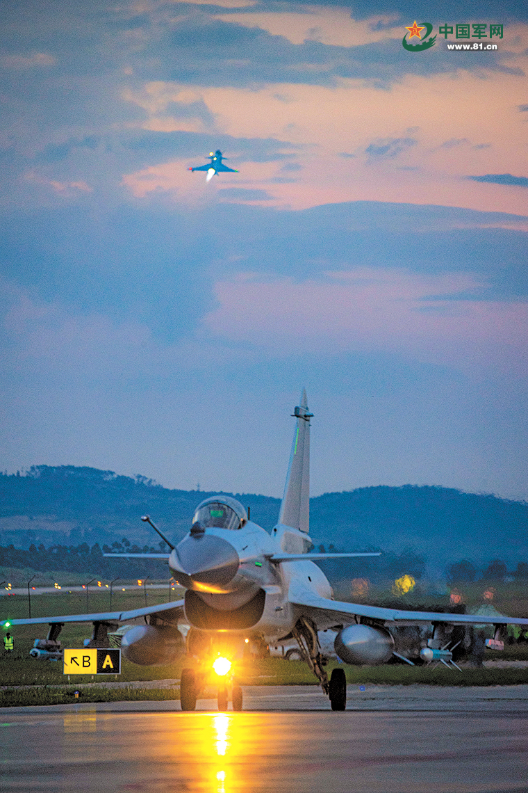 南部战区空军航空兵某旅组织跨昼夜飞行训练