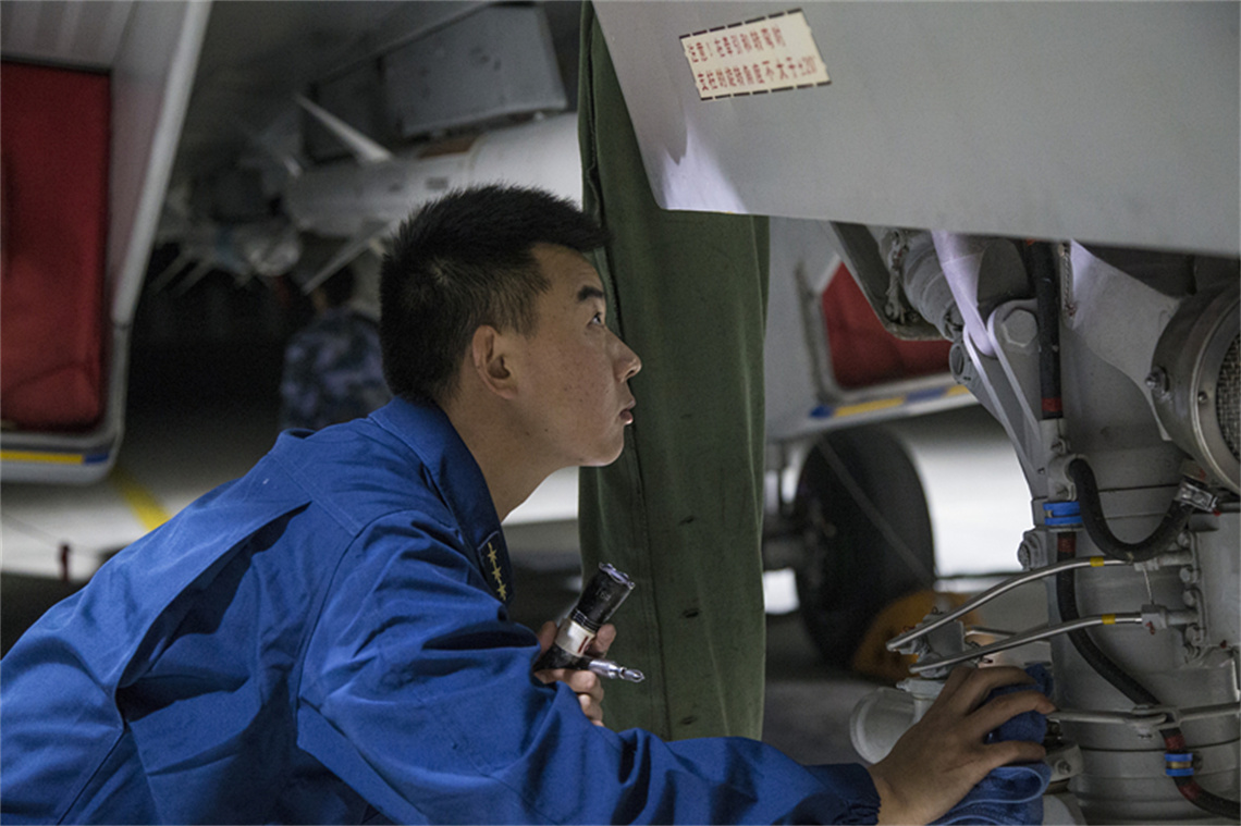 东部战区海军航空兵某旅进行下半夜飞行训练