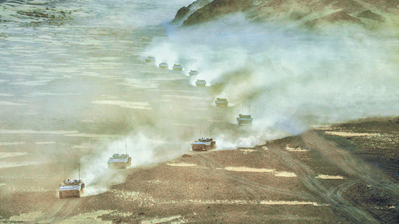 铁甲奔流向战行！陆军某旅协同友邻部队开展进攻战斗训练