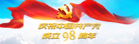 戈壁深处，夜阑人静。空军某试验训练基地某站一室灯火通明，一场重大任务演练前某新型装备指控系统的技术攻关正在进行。 “任务迫在眉睫，容不得丝毫差错，我们必须全力以赴，做好最后的调试。”凌晨时分，该室主任张建峰放下手中的鼠标，几句提醒和鼓励，让课题组成员又精神抖擞地投入技术攻关当中。 请关注今日《解放军报》的报道—— 空军某试验训练基地某站一室主任张建峰—— 点燃新质战斗力的“火炬手” ■芦志宏 王震震 戈壁深处，夜阑人静。空军某试验训练基地某站一室灯火通明，一场重大任务演练前某新型装备指控系统的技术攻关正在进行。 “任务迫在眉睫，容不得丝毫差错，我们必须全力以赴，做好最后的调试。”凌晨时分，该室主任张建峰放下手中的鼠标，几句提醒和鼓励，让课题组成员又精神抖擞地投入技术攻关当中。 “从清华大学毕业来到大漠戈壁，张建峰就像一个火炬手，点燃了新质战斗力生成的引擎！”该站政委孙天宇介绍，单位组建之初，面对新的职能使命、新的发展要求、新的工作环境，怎样建设、聚焦什么重点建设成为那段时间困扰大家的难题。 这个时候，张建峰主动请缨站了出来，翻阅相关资料、学习兄弟单位好的经验做法、论证部队建设的可行性，从无到有，一点一点突破、一项一项论证。连续一个多月，他每天睡眠不足5小时。 光燃烧自己还不够，张建峰还注重照亮他人。有一次执行紧急任务，系统新、时间紧、要求高，课题组忙了两天进展不大，有人没有了底气，觉得不借助科研机构完不成任务。 正在休假的张建峰了解情况后，二话不说，搭乘最快的航班连夜赶回。给大家打气鼓劲后，他当天晚上就投入研究攻关。课题很快取得了明显的突破。 随着部队转型和主战装备更新换代步伐加快，张建峰把眼光投向更远，部队条件艰苦，各种平台资源有限，身为支部书记兼室主任，他军政一肩挑，一手抓核心科研能力，一手抓党支部建设。4年时间，他带领团队圆满完成某型装备数百次试训任务指控保障，并根据任务需要对相关软件多次升级，接入多型装备及测控设备，为多项重大任务提供有力支撑。