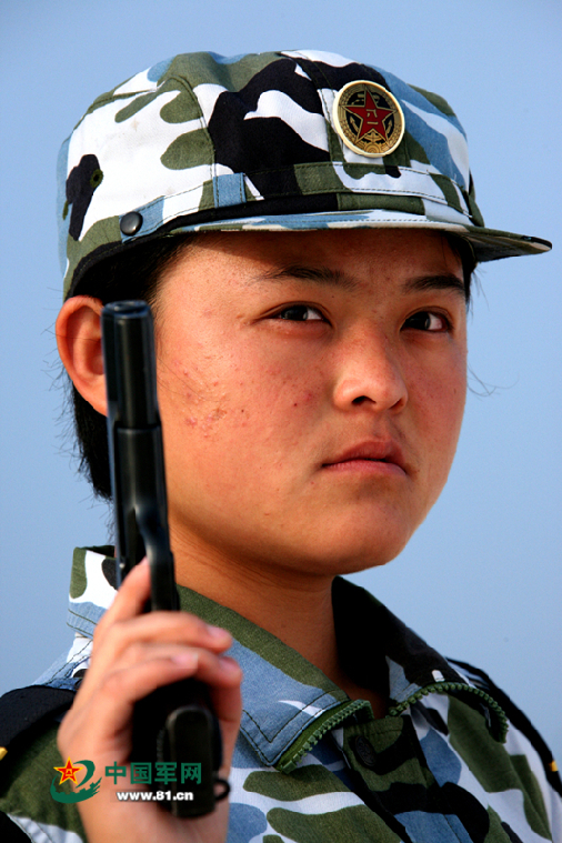 正文              西沙女兵的枪法是尽人皆知的,这让许多男兵很没