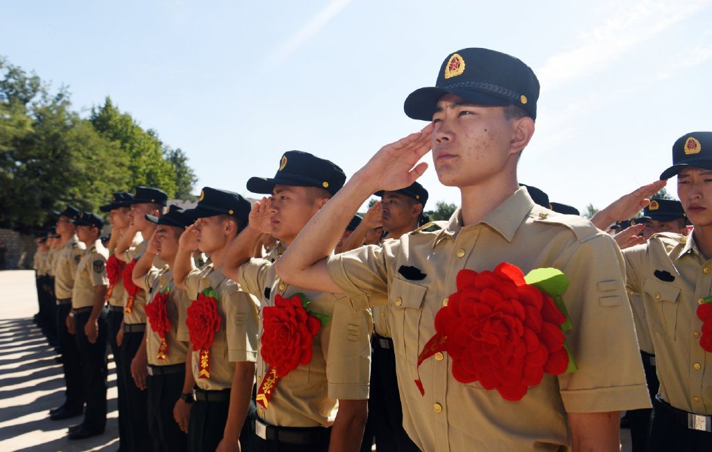 火箭军某部举行退役士兵向军旗告别仪式.