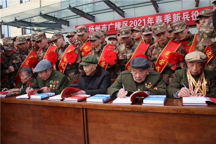 江苏省扬州军分区邀请百岁老兵进营区为新兵讲好党史故事