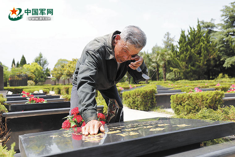 李永根老人祭奠哥哥李永林.张莉琳摄