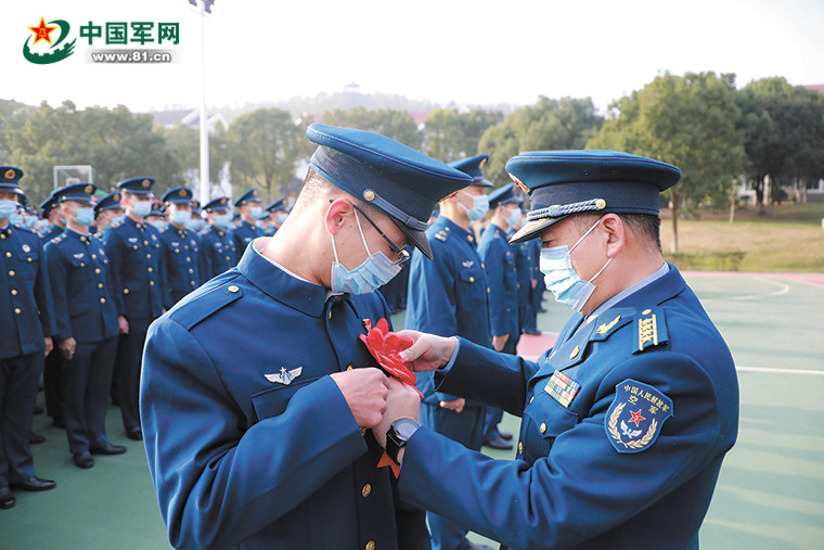 东部战区空军某旅举行2021年度退役士兵向军旗告别仪式