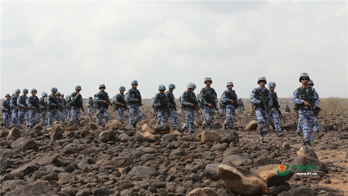 荒漠无人区驻吉布提官兵全员全装徒步行军组图14