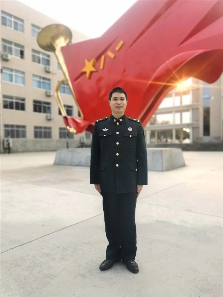 全军中级晋升高级士官培训的报到日当天,俞细文拎着行李走入国防