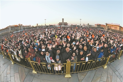 国旗冉冉升到旗杆顶端,人群中爆发出如潮的掌声,欢呼声.