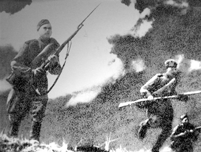 诺门罕之战中,苏军士兵向日军阵地发起冲锋.图片来源:东方ic