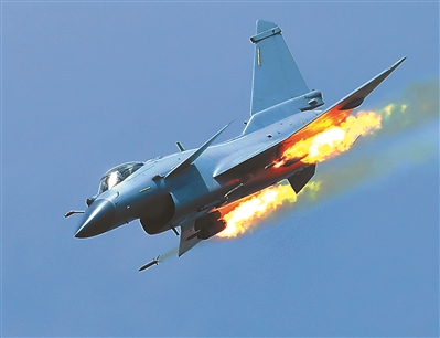 近日,空军航空兵某旅开展实战背景下的突防突击实弹演练.   薛小岭摄