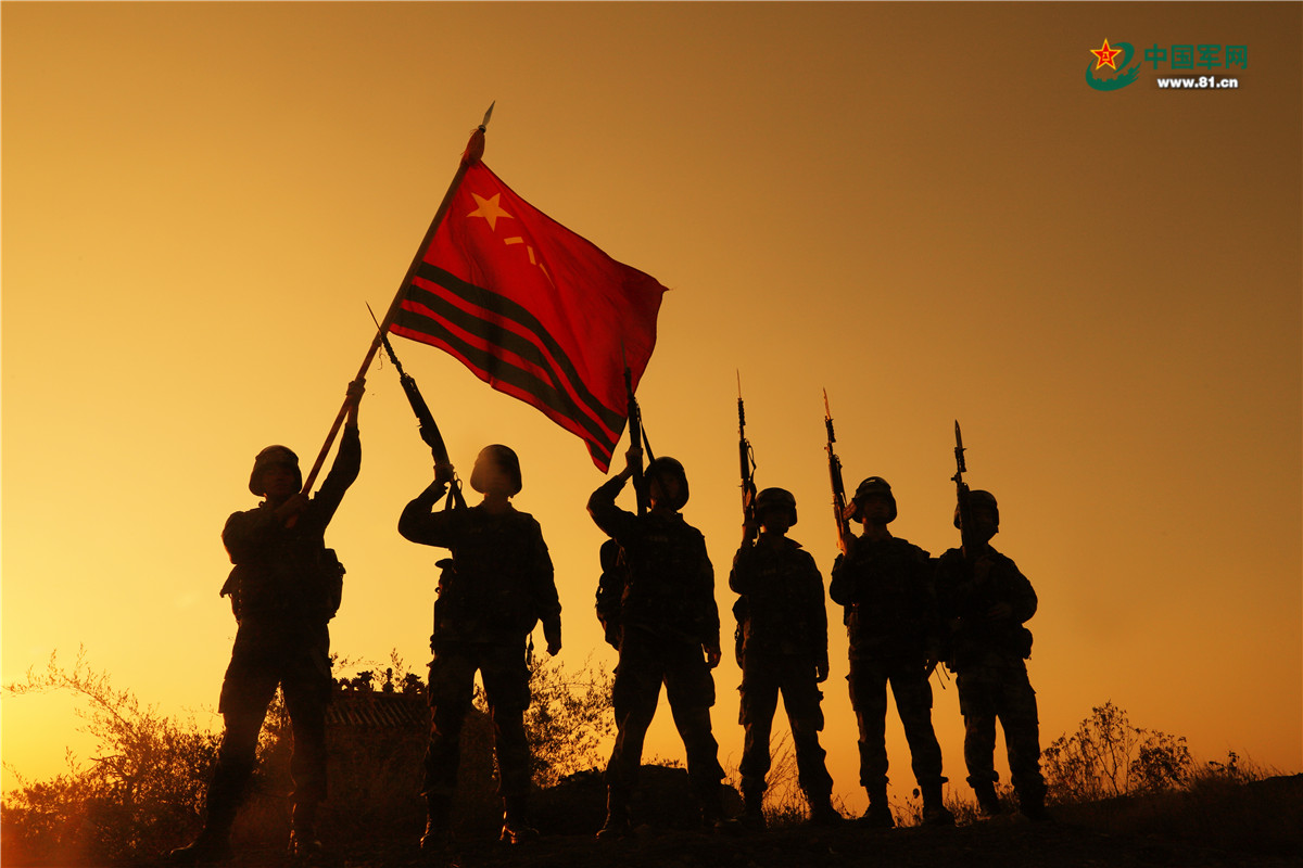 训练结束后,特战队员在夕阳下合影.张曙光 摄
