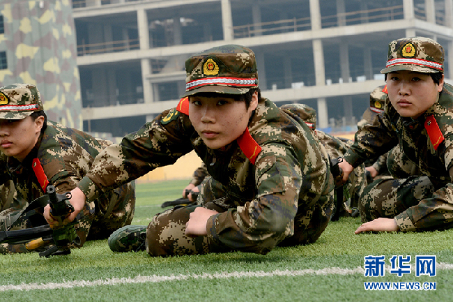 "小公主"变"铿锵玫瑰":边防女兵训练实拍