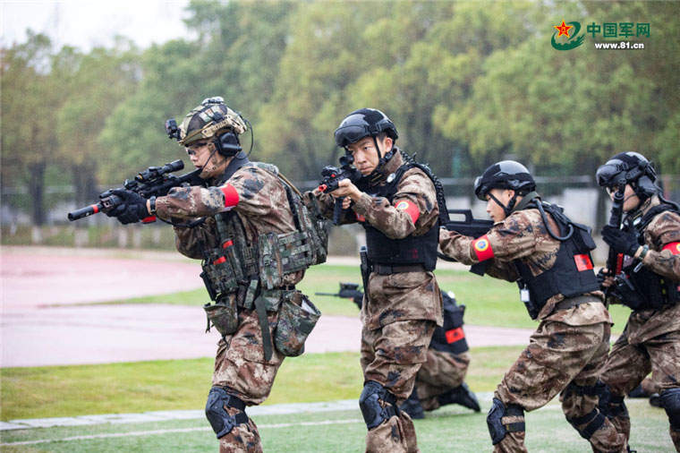 使用"龙牙"对抗系统的学员在进行班组战斗战术内容训练. 陈效通 摄