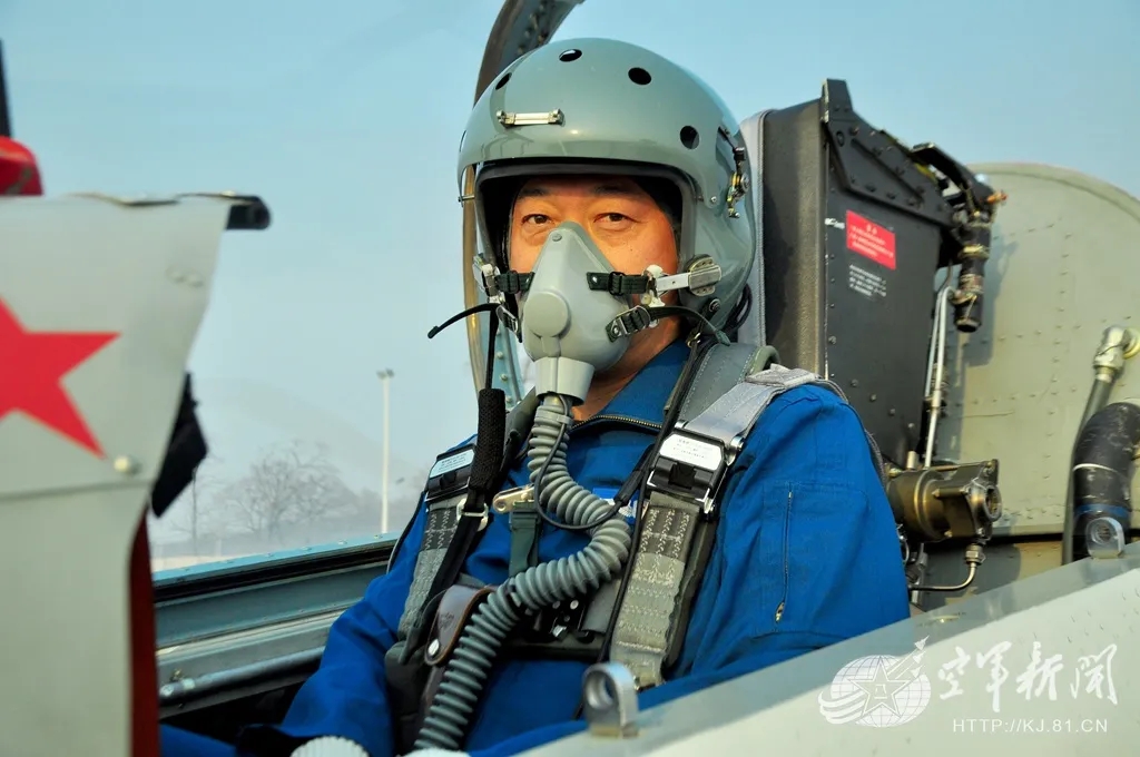 驰骋蓝天20余载,特级飞行员告别"战友" - 中国军网