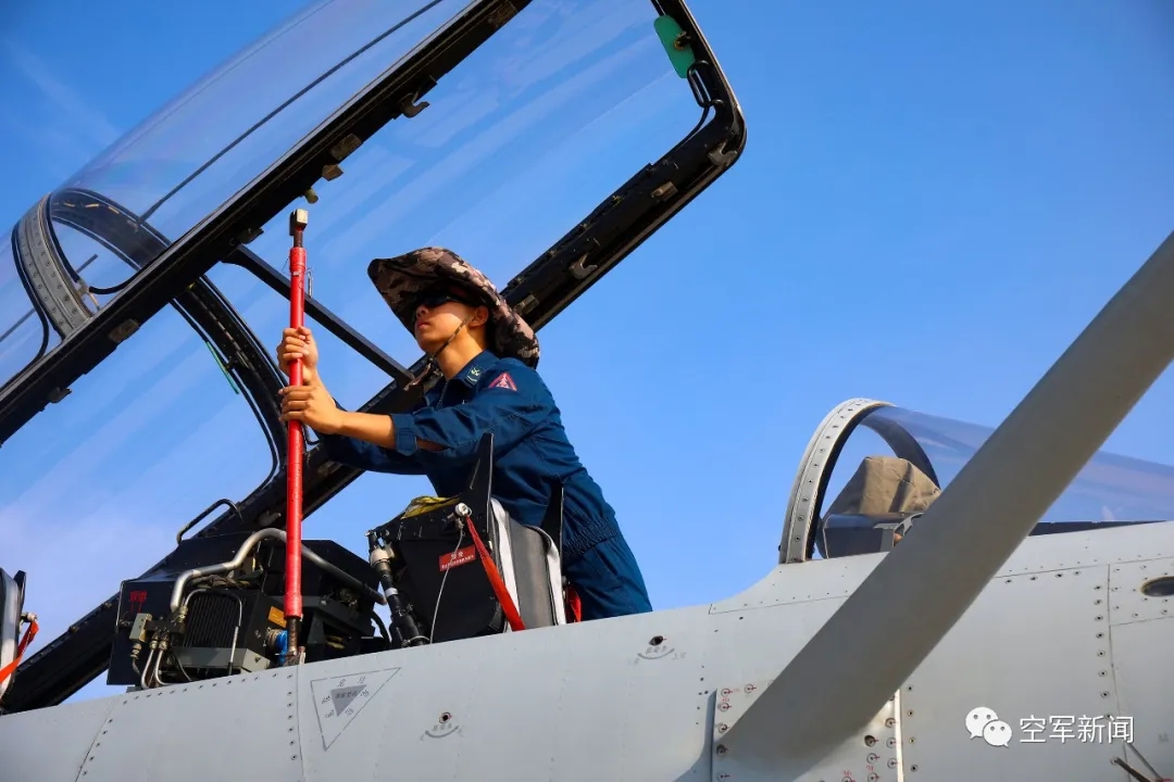 地表温度直逼50℃ ,看机务兵如何乘风破浪!