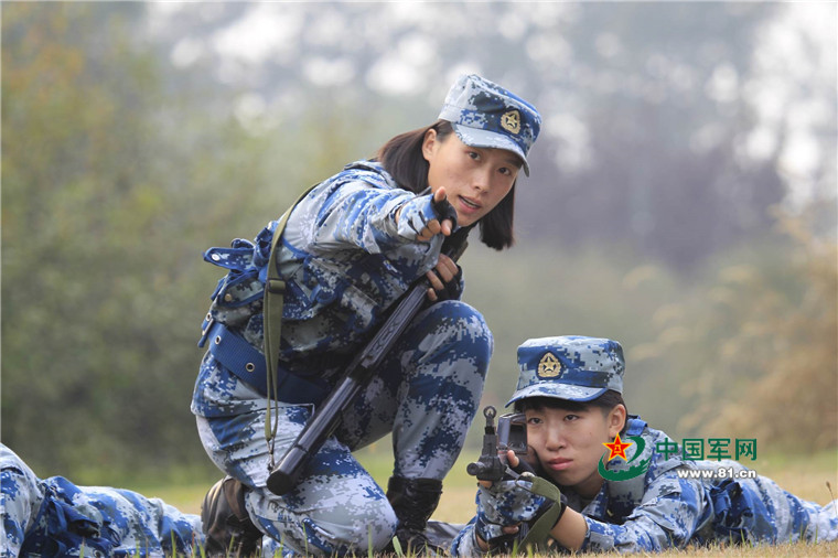 新时代女兵素颜戎装哪个更逆天? - 中国军网