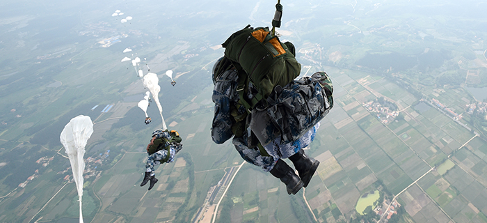 中国空军 制空火力掩护,空降兵多批次集群伞降 来源: 中国军网 作者