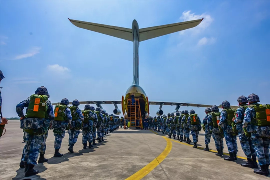 中国空军 锤炼官兵复杂环境下的空降作战本领 5月,空降兵部队在鄂中