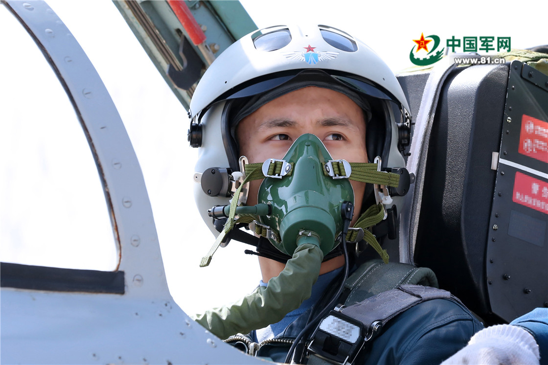 新飞行员编队飞行训练不负春光奋飞空天