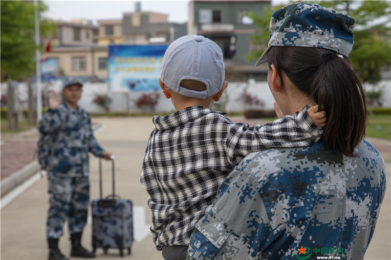 赵静和孩子送别吴家梁(左).
