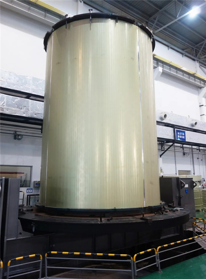 我国首个运载火箭长筒段贮箱问世