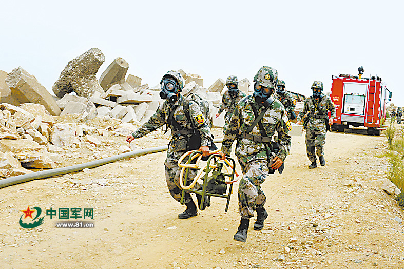 南京军区某大队滩头阵地练油料保障硬功