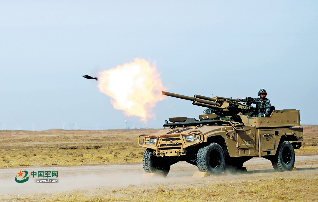 直击丨火力支援连在陌生地域组织实弹射击训练 - 中国军网