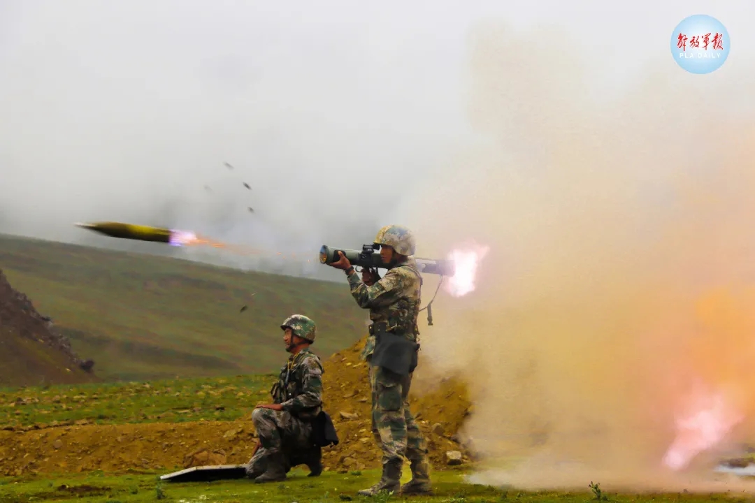 跨昼夜!西藏军区组织实兵实弹联合立体作战演习
