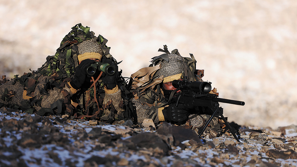 第76集团军某旅官兵与西安小雁塔小学学生"云端"连线一级军士长杨增军