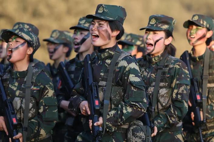 正文武装5公里测试. 千里奔袭 特战队员正在进行攀岩训练.