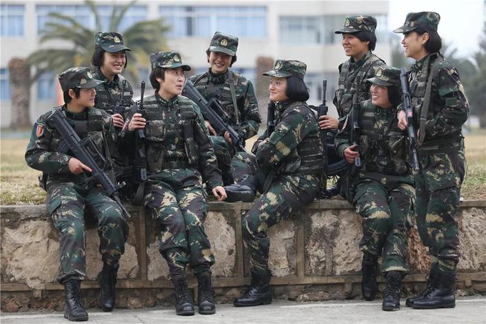 正文特战队员进行侦察训练. 丛林搜索 吼声震天.