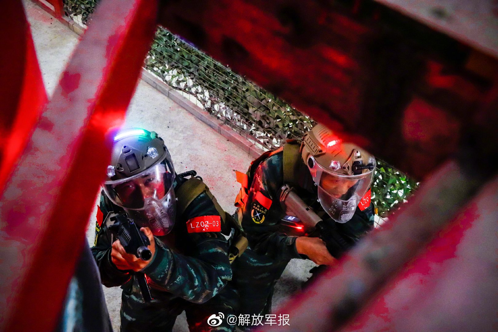 红蓝对抗!压迫感满满 - 中国军网