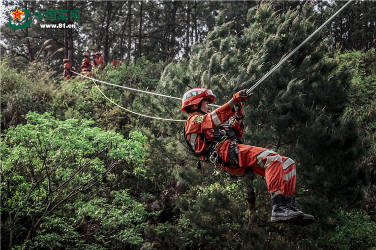 高空绳索速降.吴哲明 摄