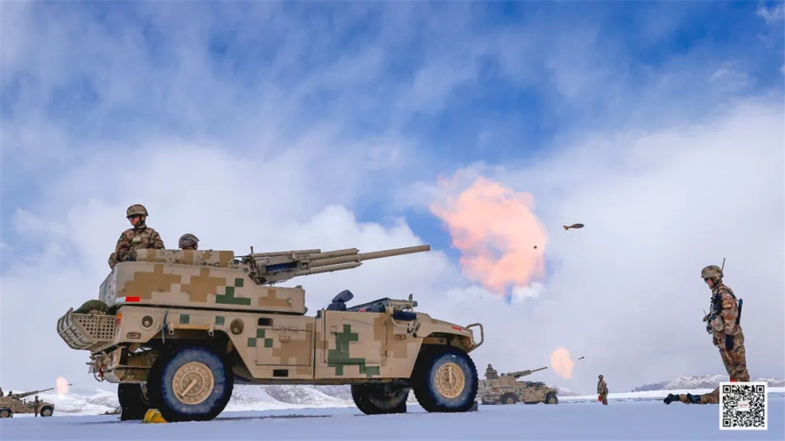 热血开训新疆军区某合成团开展高原火炮射击训练