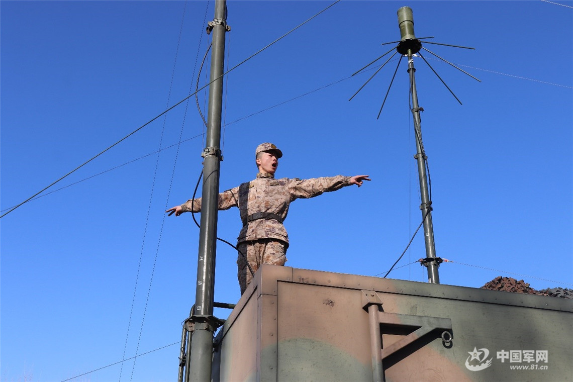 通信兵训练:打破单台壁垒 助力"阵地融合" - 中国军网