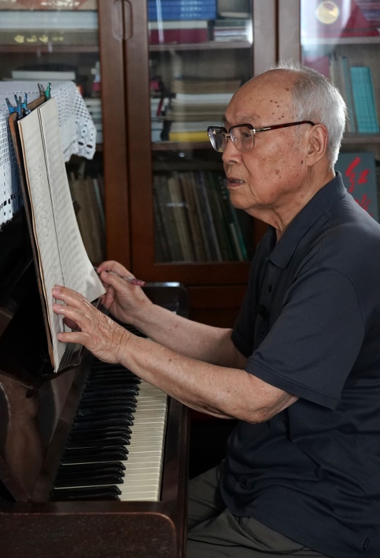 人民音乐家吕其明:把一生融入这面"红旗" - 中国军网