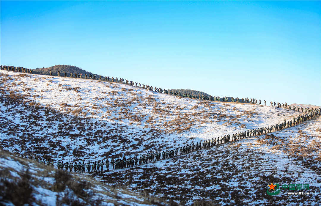 翻越雪山.侯崇慧摄
