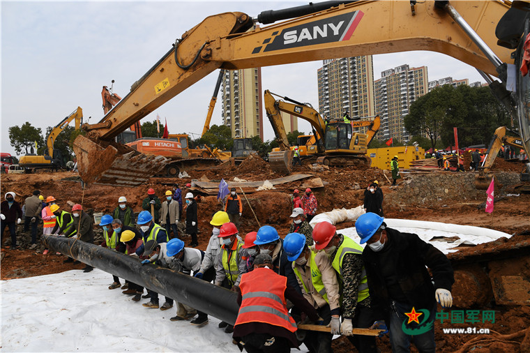2月1日上午,武汉火神山医院建设工地工人在加紧施工.